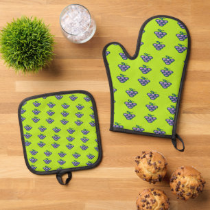 Purple grapes pattern on green oven mitt & pot holder set