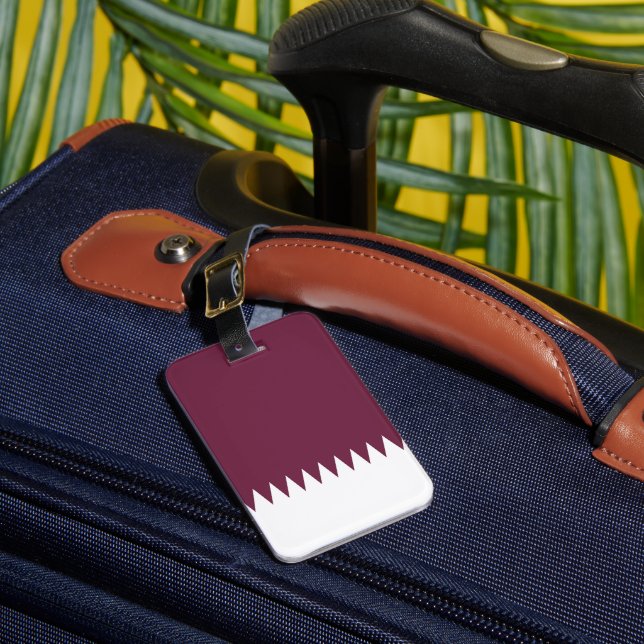 Qatar flag luggage tag (Front Insitu 1)