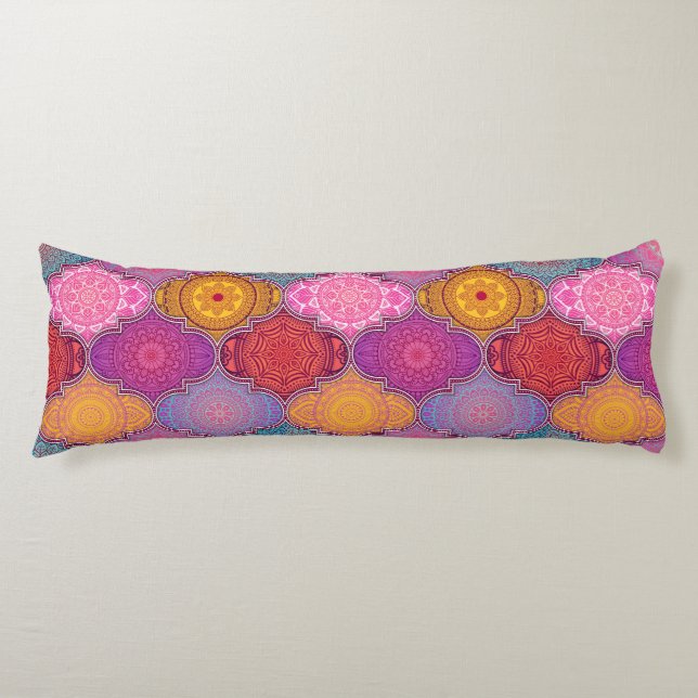 Quatrefoil pattern body cushion (Front)