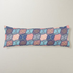 Quatrefoil pattern body cushion
