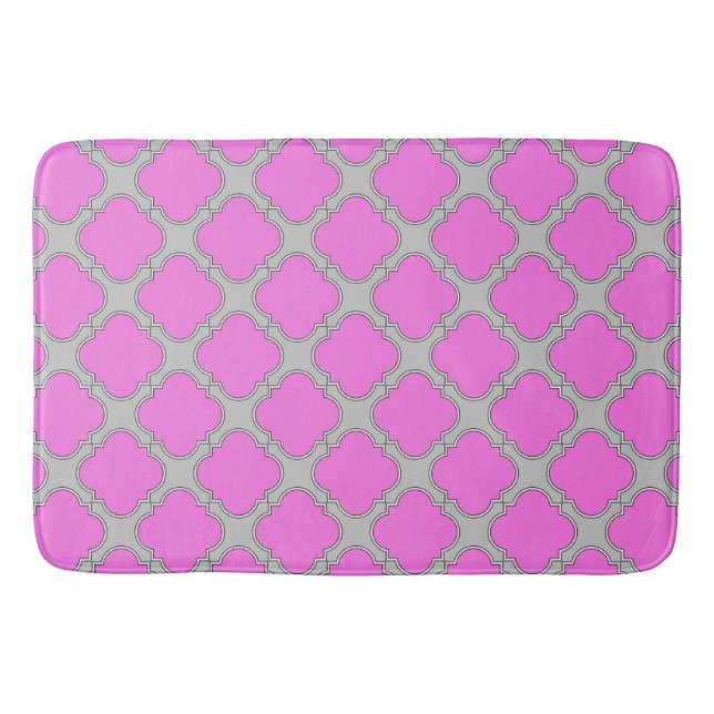Quatrefoil pink and grey bath mat (Front)