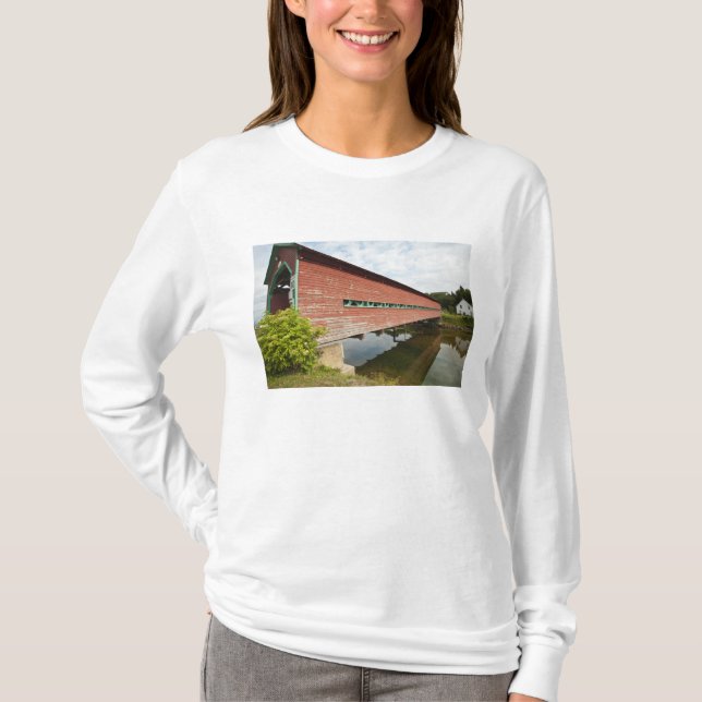 Quebec, Canada. Galipeault covered bridge in T-Shirt (Front)