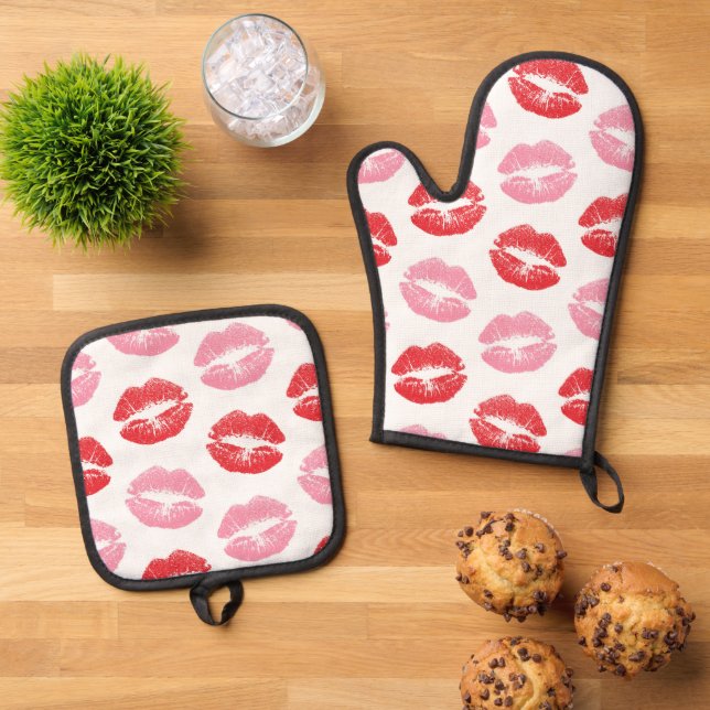 Red and Pink Lips, Pattern Of Lips, Lipstick, Kiss Oven Mitt & Pot Holder Set (Top Down)