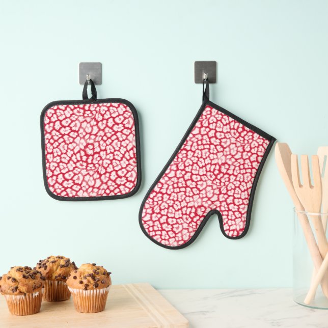 Red and white leopard print  oven mitt & pot holder set (Insitu(Hanging))