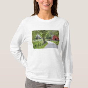 Red barn and farm house near Berlin, Ohio. T-Shirt