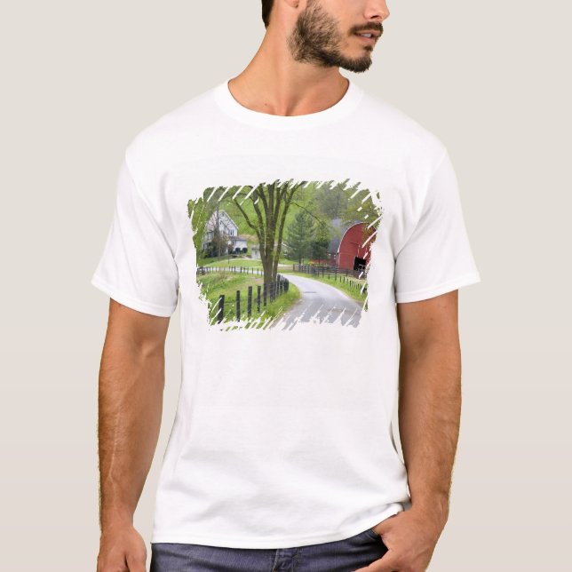 Red barn and farm house near Berlin, Ohio. T-Shirt (Front)