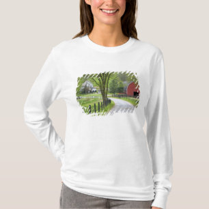 Red barn and farm house near Berlin, Ohio. T-Shirt