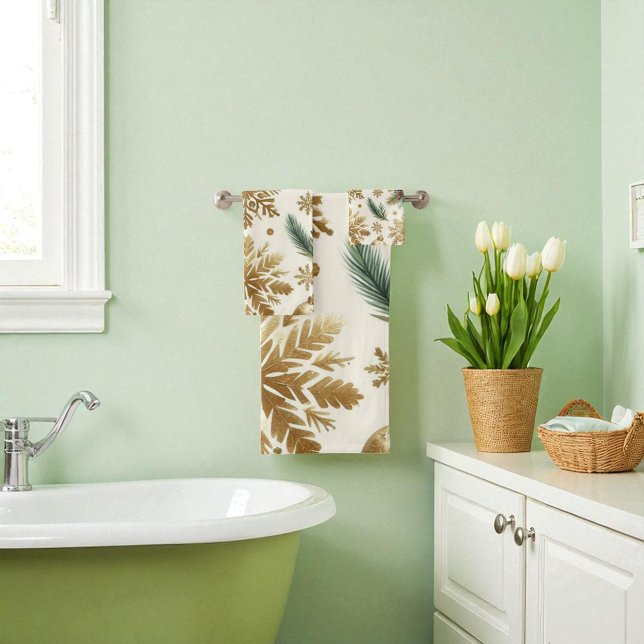 Red Green Gold Snowflake Floral Holiday Bath Towel Set (Creator Uploaded)