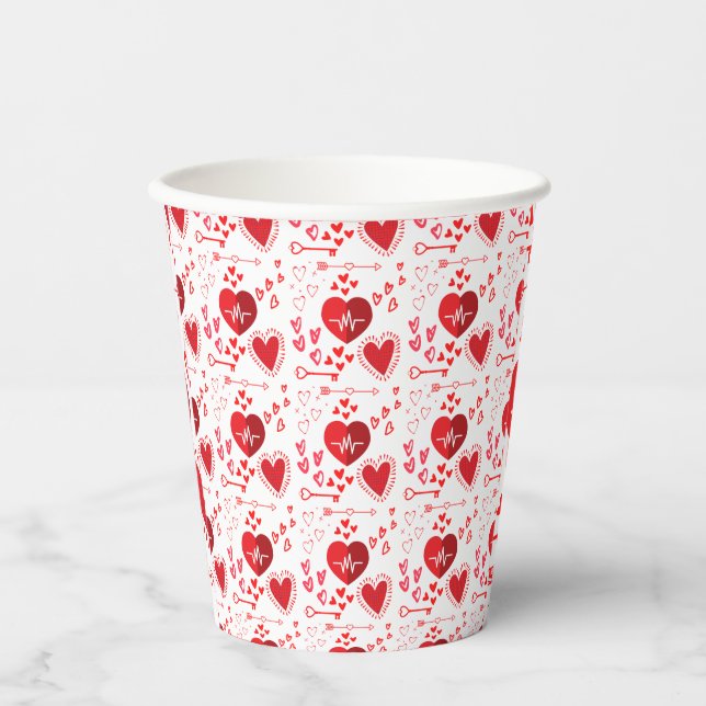 Red love hearts and arrow  paper cups (Front)