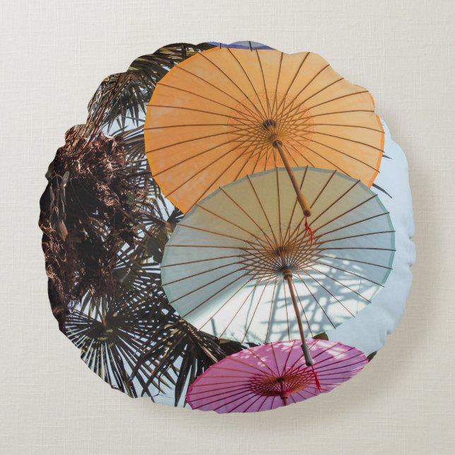 Red umbrella on green tree round cushion (Front)