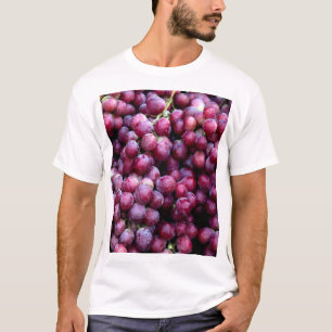 Red Wine Grapes: Luscious Background. T-Shirt