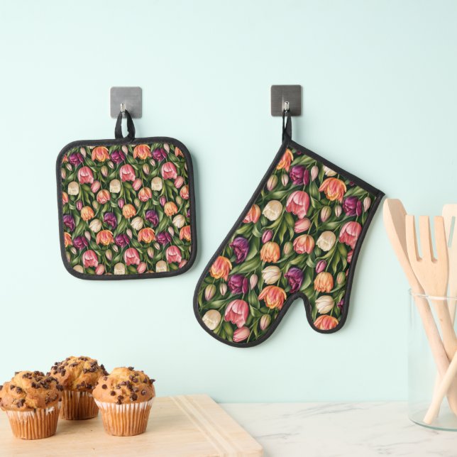 Refined Tulip Botanical Illustration Oven Mitt & Pot Holder Set (Insitu(Hanging))