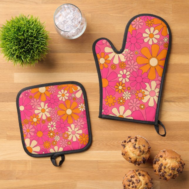 Retro 60s 70s Groovy Hot Pink Floral Pattern Oven Mitt & Pot Holder Set (Top Down)
