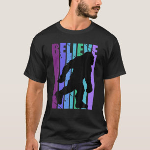 Retro Bigfoot Believe Yeti Purple Pink Graphic Des T-Shirt