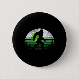 Retro Bigfoot Sasquatch Shamrock St Patricks Men B 6 Cm Round Badge