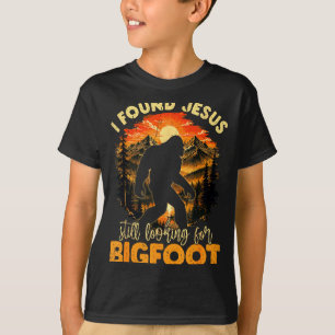 Retro found jesus looking for bigfoot christians T-Shirt