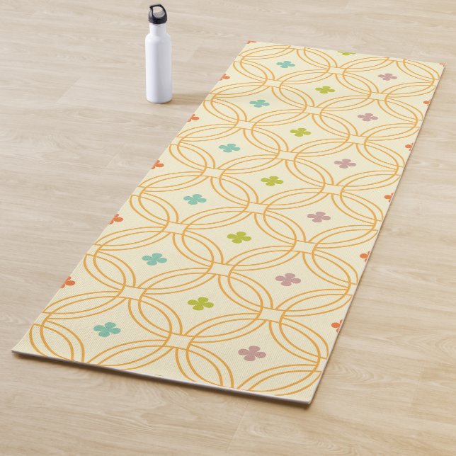 Retro Geometric Interlocking Circle Pattern Yoga Mat (In Situ)