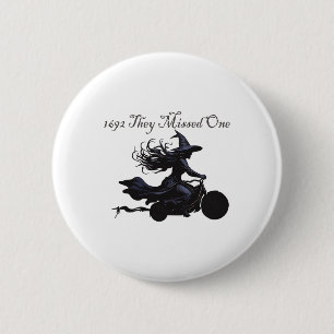 Retro Girls Trip Salem 1692 They Missed One Witch 6 Cm Round Badge