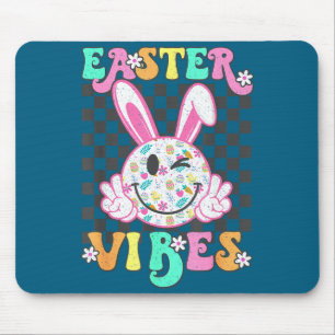 Retro groovy easter vibes bunny checkered smileRet Mouse Pad