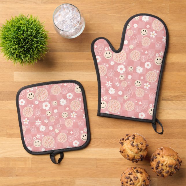 Retro Pink Groovy Chequered Hippie Pattern Oven Mitt & Pot Holder Set (Top Down)