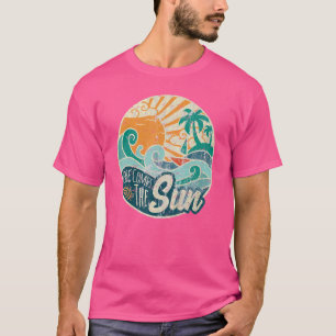 Retro Rainbow Sunrise Here Comes The Sun Beach Wav T-Shirt