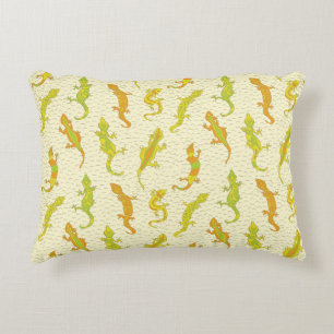 Rock Climbing Geckos on yellow - seamless pattern. Decorative Cushion