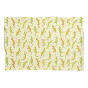 Rock Climbing Geckos on yellow - seamless pattern. Pillowcase