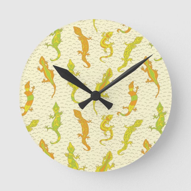 Rock Climbing Geckos on yellow - seamless pattern. Round Clock (Front)