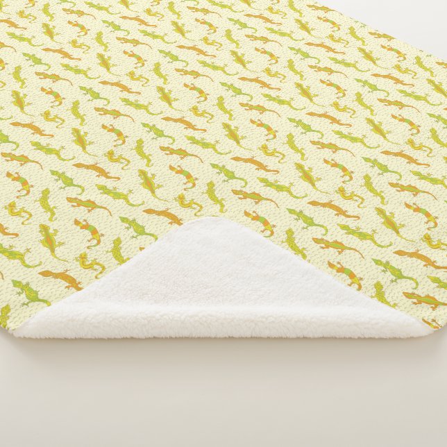 Rock Climbing Geckos on yellow - seamless pattern. Sherpa Blanket (3/4)