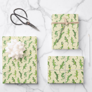 Rock Climbing Geckos on yellow - seamless pattern. Wrapping Paper Sheet