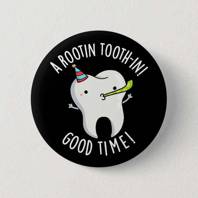Rootin Toothin Good Time Dental Tooth Pun Dark BG 6 Cm Round Badge (Front)