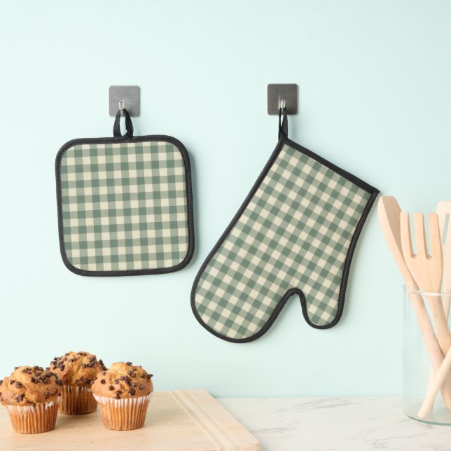 Rustic Green Gingham Modern Christmas Oven Mitt & Pot Holder Set (Insitu(Hanging))