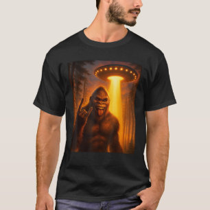 Sasquatch Bigfoot Selfie With UFO Alien Rock On Gi T-Shirt