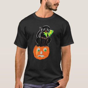 Scary Black Cat Sitting On A Jackolantern On Hallo T-Shirt