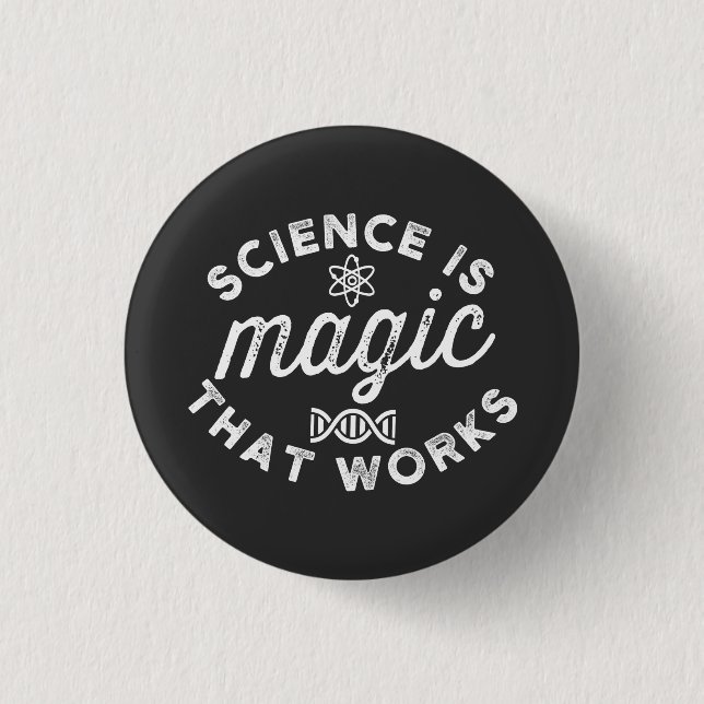SCIENCE IS MAGIC THAT WORKS. 3 CM ROUND BADGE (Front)