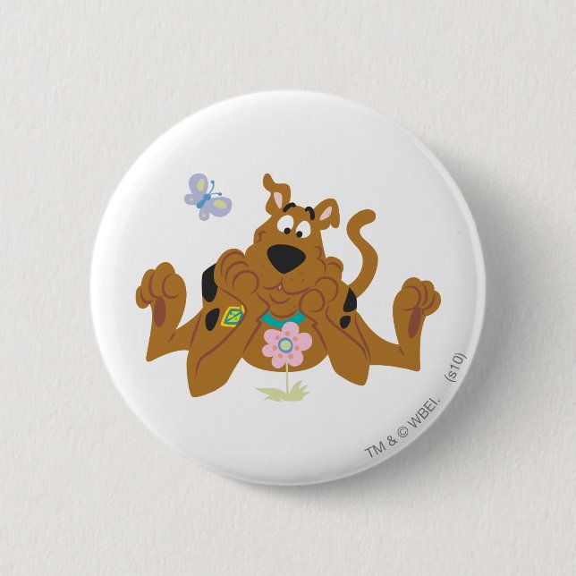 Scooby-Doo Admiring Flower 6 Cm Round Badge (Front)