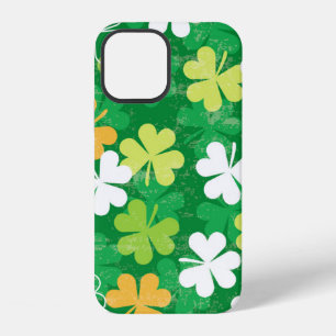 Seamless pattern of scattered clovers and shamrock iPhone 12 case