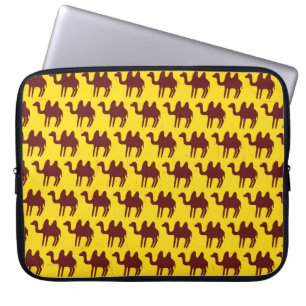 Seamless pattern with camels. laptop sleeve