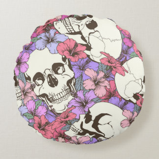 Seamless pattern with skulls fnd flowers round cushion