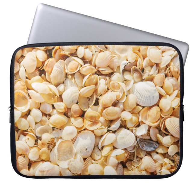 Seashell textured summer beach background. laptop sleeve (Front)
