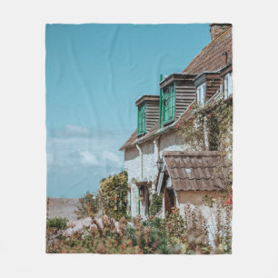 SELECTIVE FOCUS PHOTOGRAPHY OF WHITE AND BROWN CON FLEECE BLANKET