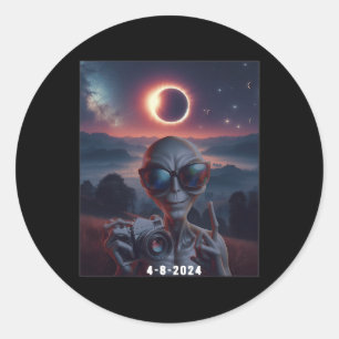 Selfie With Solar 2024 Eclipse Wearing Gles Retro  Classic Round Sticker
