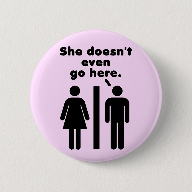 She Doesn't Even Go Here 6 Cm Round Badge (Front)