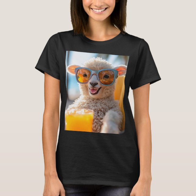 Sheep enjoys beach holiday T-Shirt (Front)
