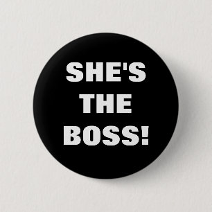 SHE'S THE BOSS! 6 CM ROUND BADGE