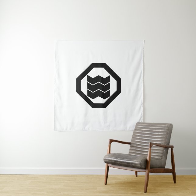 Shrinkage-shaped Kanji for three in Oshiki Tapestry (In Situ)
