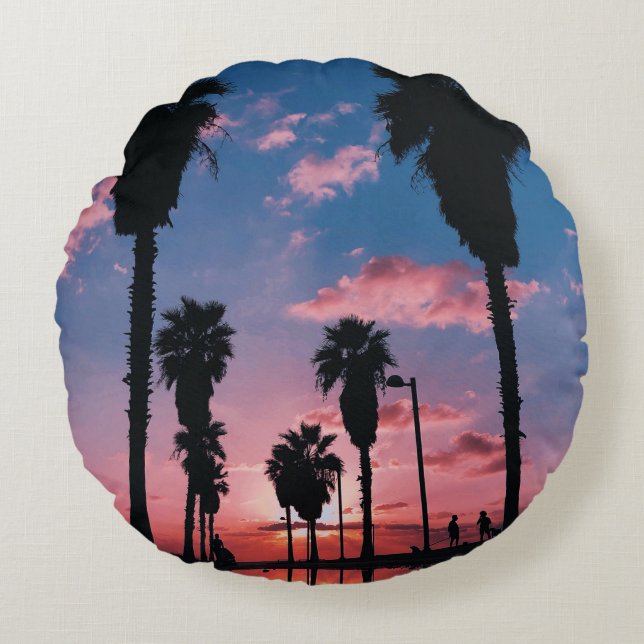 Silhouette of tree under cloudy sky round cushion (Front)