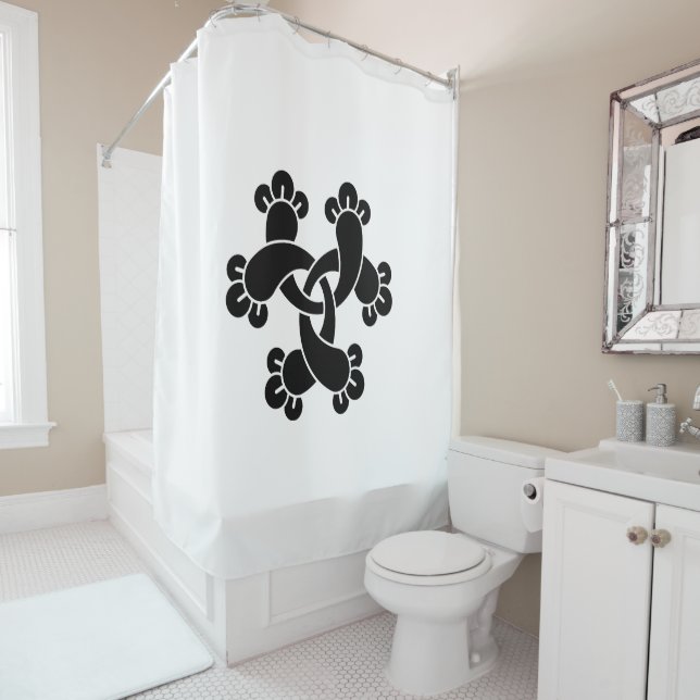 Six interlocking cloves shower curtain (In Situ)