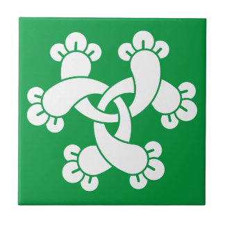 Six interlocking cloves tile