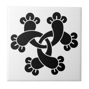 Six interlocking cloves tile